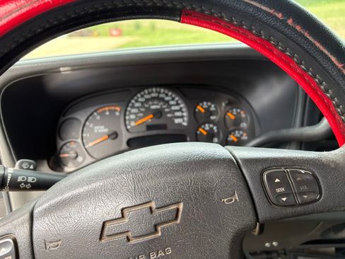 Used 2005 Chevrolet Silverado 2500 LS w/ Heavy-Duty Power Package AWD/4WD image 13