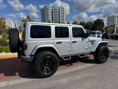 Used 2022 Jeep Wrangler Unlimited Sahara w/ Cold Weather Group image 2