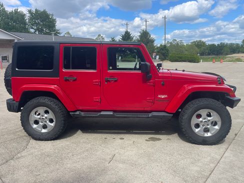 Used 2014 Jeep Wrangler Unlimited Sahara w/ Dual Top Group AWD/4WD image 5