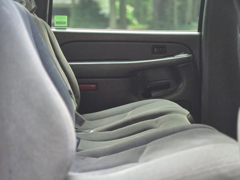 Used 2004 Chevrolet Silverado 2500 LS w/ Snow Plow Prep Package image 9