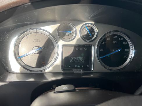 Used 2011 Cadillac Escalade ESV Premium image 8