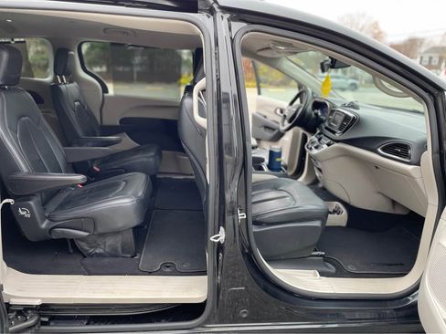 Used 2017 Chrysler Pacifica Touring-L image 12