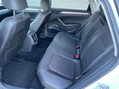 Used 2022 Volkswagen Passat 2.0T SE image 11