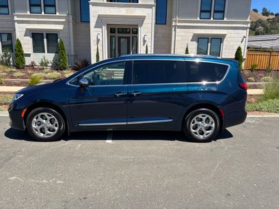 Used 2021 Chrysler Pacifica Limited w/ Uconnect Theater Family Group