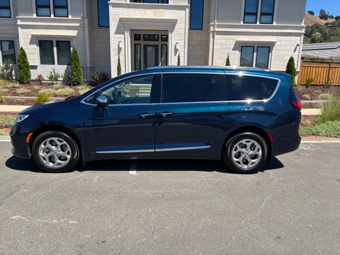 Used 2021 Chrysler Pacifica Limited w/ Uconnect Theater Family Group AWD/4WD image 1