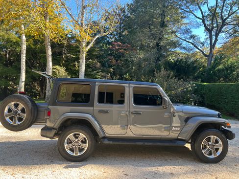 Used 2021 Jeep Wrangler Unlimited Sahara w/ Uconnect 4C Nav & Sound Group image 1