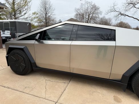 Used 2024 Tesla Cybertruck AWD Crew Cab image 9