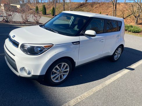 Used 2019 Kia Soul + image 8