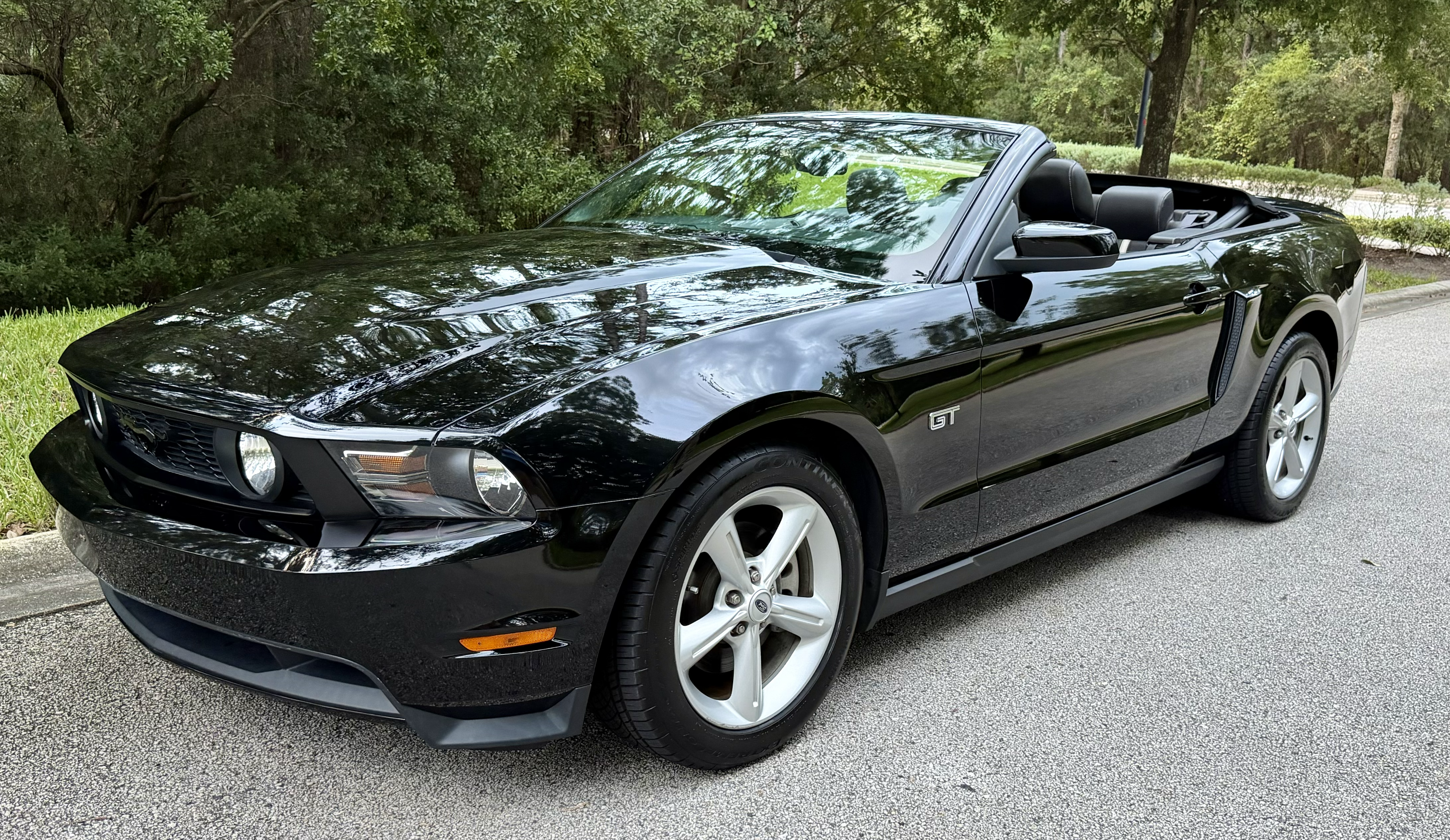 Used 2010 Ford Mustang GT Premium RWD image 2