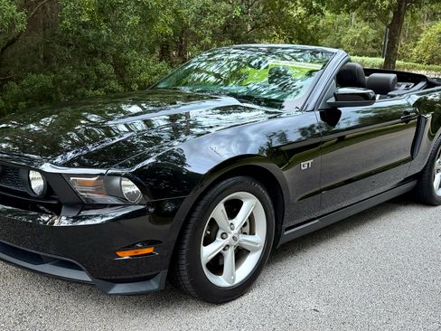 Used 2010 Ford Mustang GT Premium RWD image 2