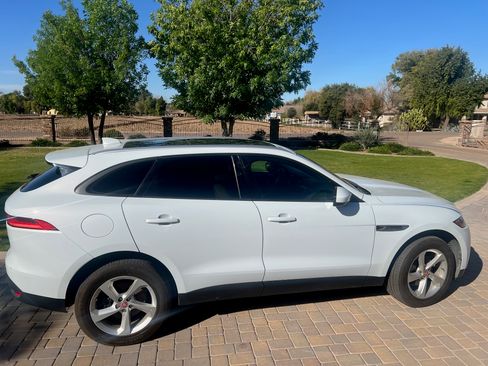Used 2018 Jaguar F-PACE Premium image 17