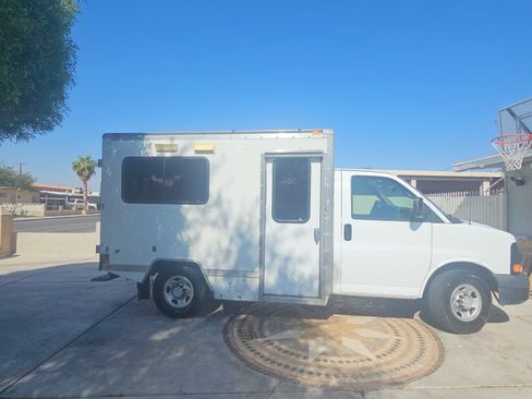 Used 2008 Chevrolet Express 3500 image 9