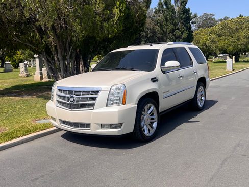 Used 2011 Cadillac Escalade Platinum image 8
