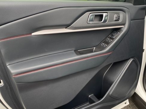 Used 2025 Ford Explorer ST-Line w/ Premium Package image 8