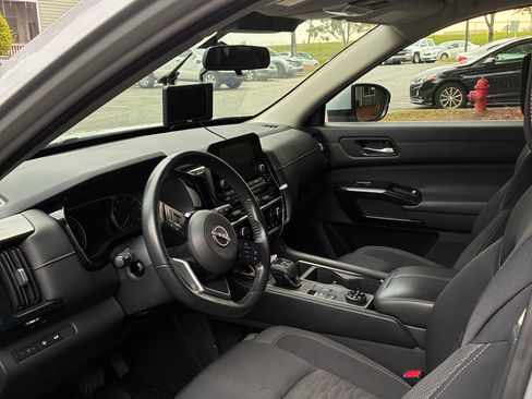 Used 2022 Nissan Pathfinder SV w/ SV Premium Package AWD/4WD image 5