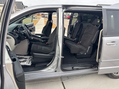 Used 2016 Dodge Grand Caravan SE image 4