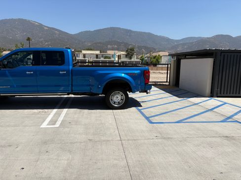 Used 2021 Ford F450 Platinum w/ FX4 Off-Road Package AWD/4WD image 2
