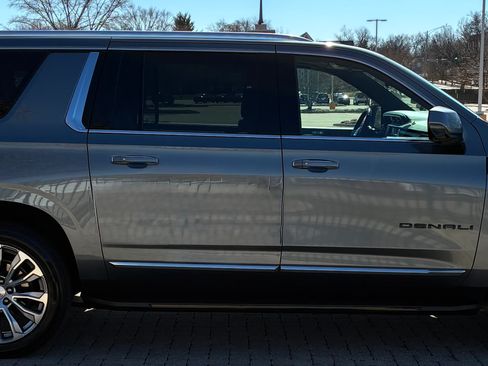 Used 2022 GMC Yukon XL Denali w/ Advanced Technology Package image 2