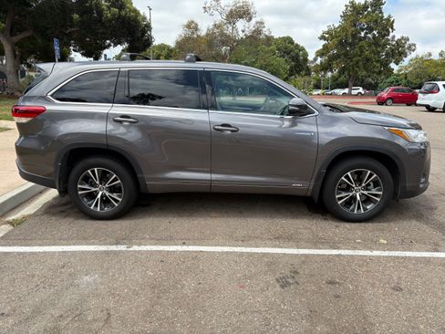 Used 2017 Toyota Highlander LE w/ Carpet Mat Package AWD/4WD image 10