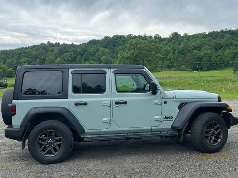 Used 2024 Jeep Wrangler Unlimited Sport w/ Convenience Group AWD/4WD image 2