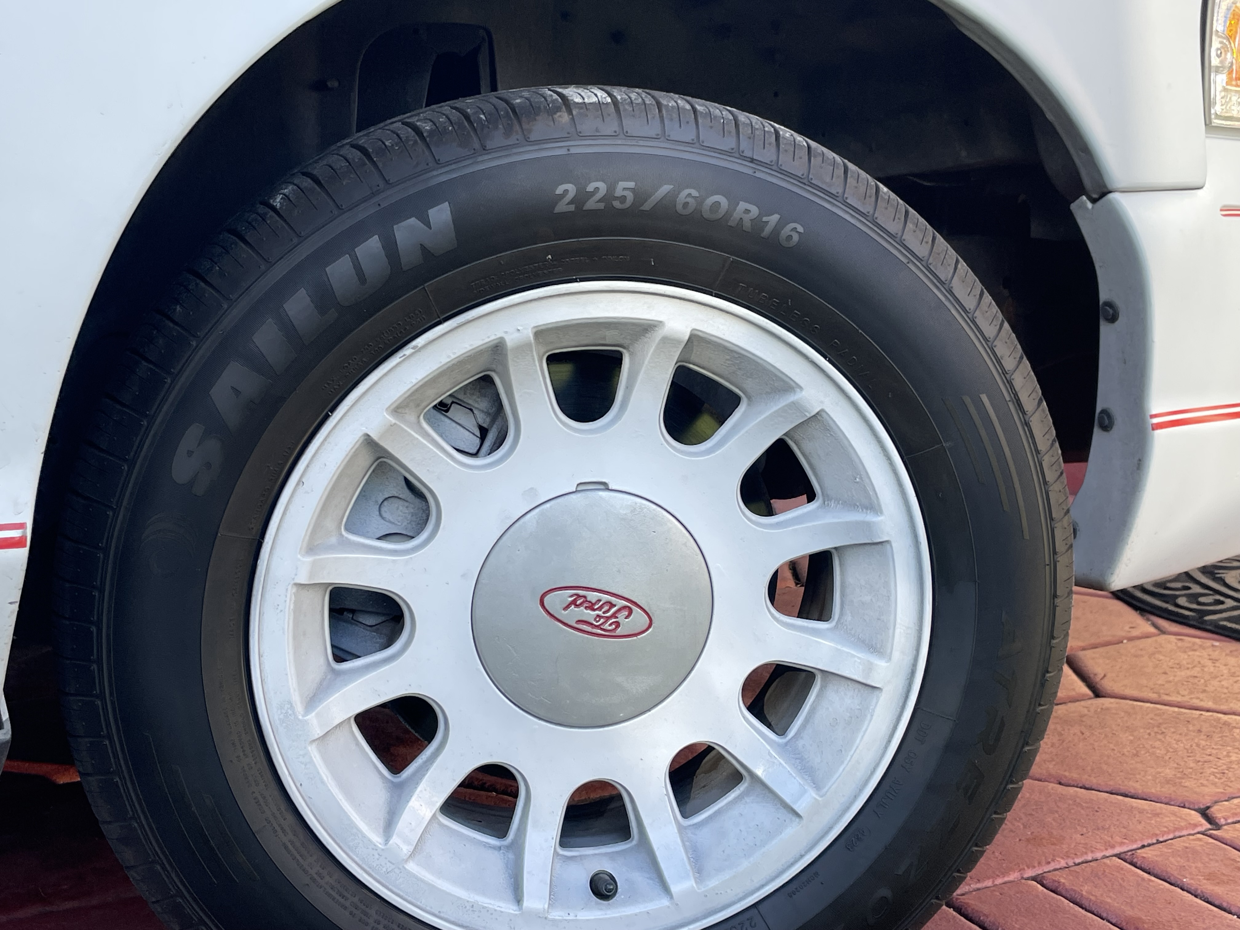 Used 2002 Ford Crown Victoria LX RWD image 4