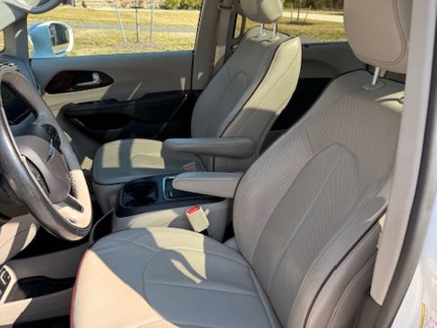 Used 2017 Chrysler Pacifica Limited w/ Advanced Safetytec Group image 6