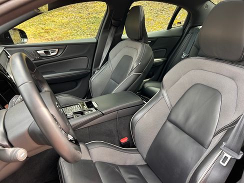 Used 2022 Volvo S60 T8 R-Design image 29