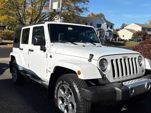 Used 2017 Jeep Wrangler Unlimited Sahara w/ Connectivity Group AWD/4WD image 2