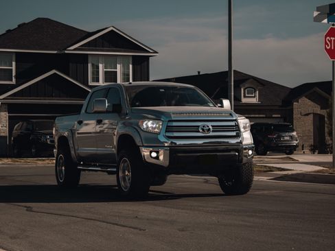 Used 2017 Toyota Tundra SR5 w/ TRD Off Road Package AWD/4WD image 6