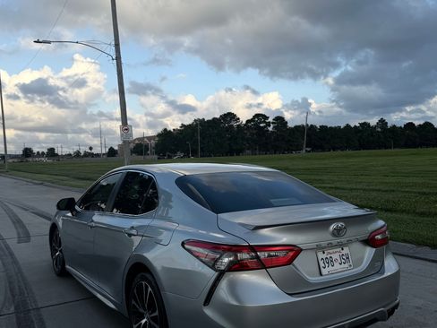 Used 2018 Toyota Camry SE w/ Convenience Package FWD image 2