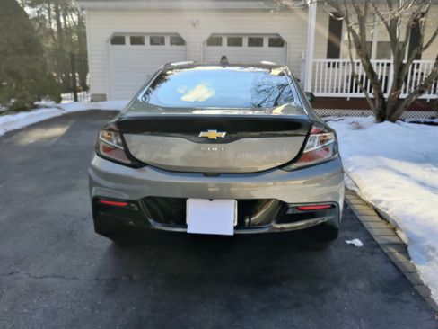 Used 2017 Chevrolet Volt LT w/ Comfort Package image 2