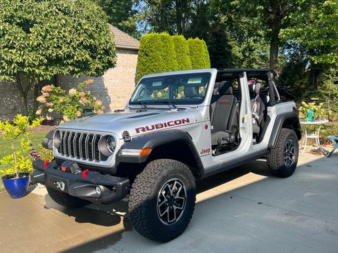 Used 2024 Jeep Wrangler Unlimited Rubicon w/ Capability Package AWD/4WD image 3