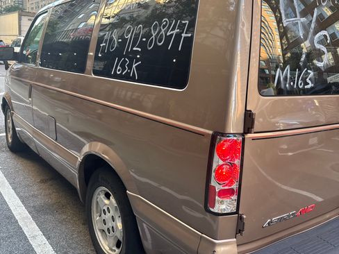 Used 2004 Chevrolet Astro Passenger AWD w/ LS Preferred Equipment Group image 6