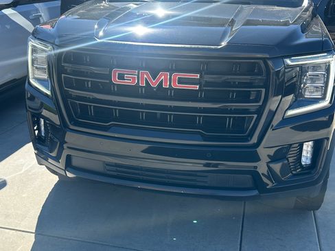 Used 2021 GMC Yukon XL SLT w/ SLT Premium Package image 11