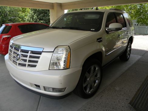 Used 2007 Cadillac Escalade AWD w/ Information Package image 4