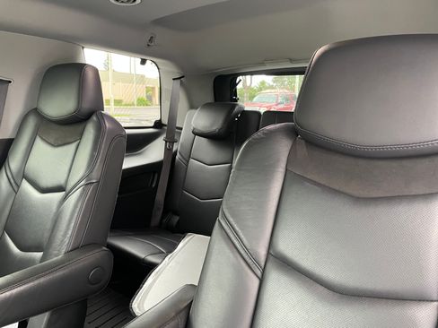 Used 2019 Cadillac Escalade Luxury image 10