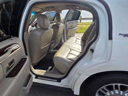 Used 2008 Lincoln Town Car Signature Limited image 15