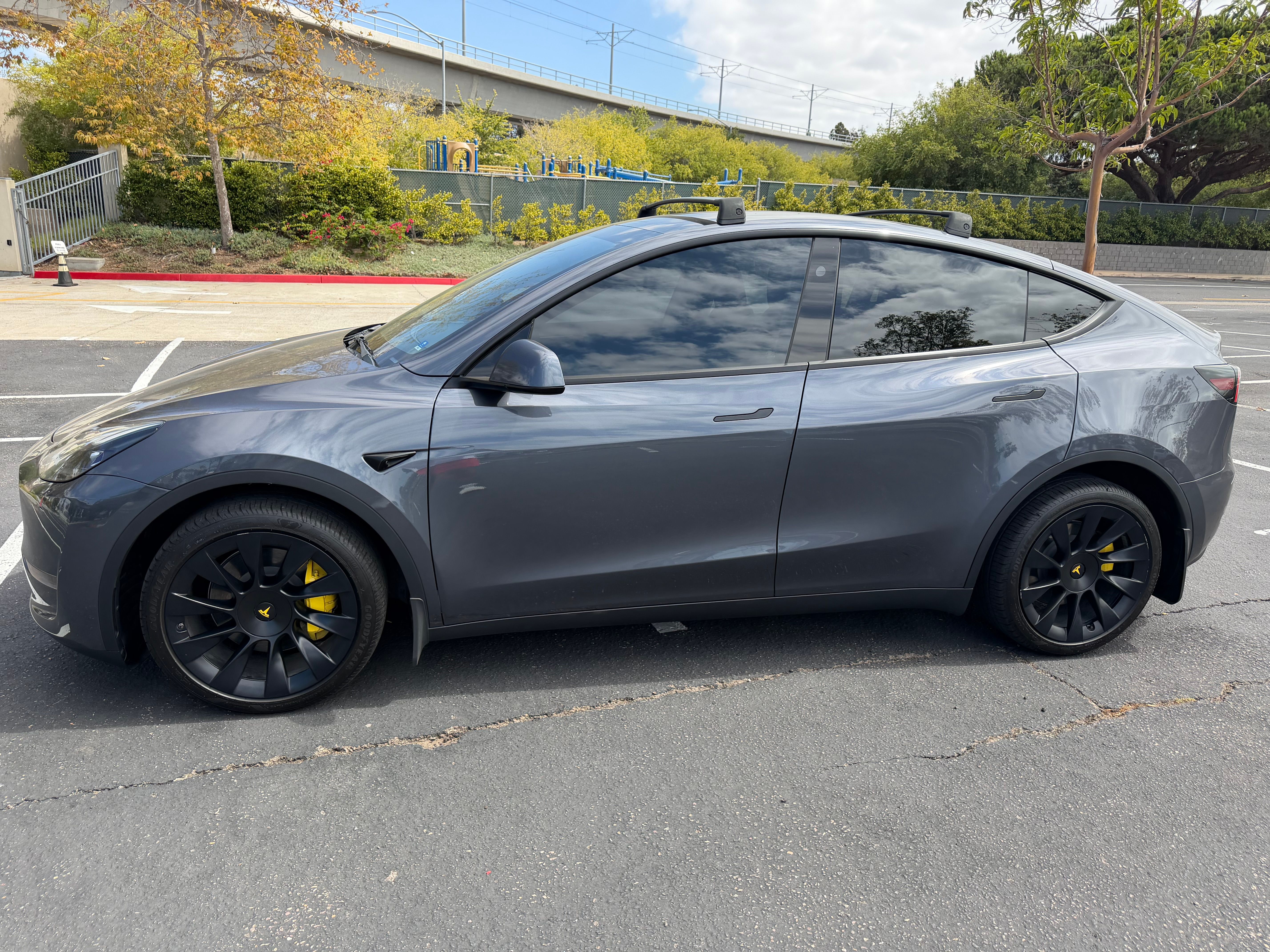 Used 2023 Tesla Model Y Long Range AWD/4WD image 2