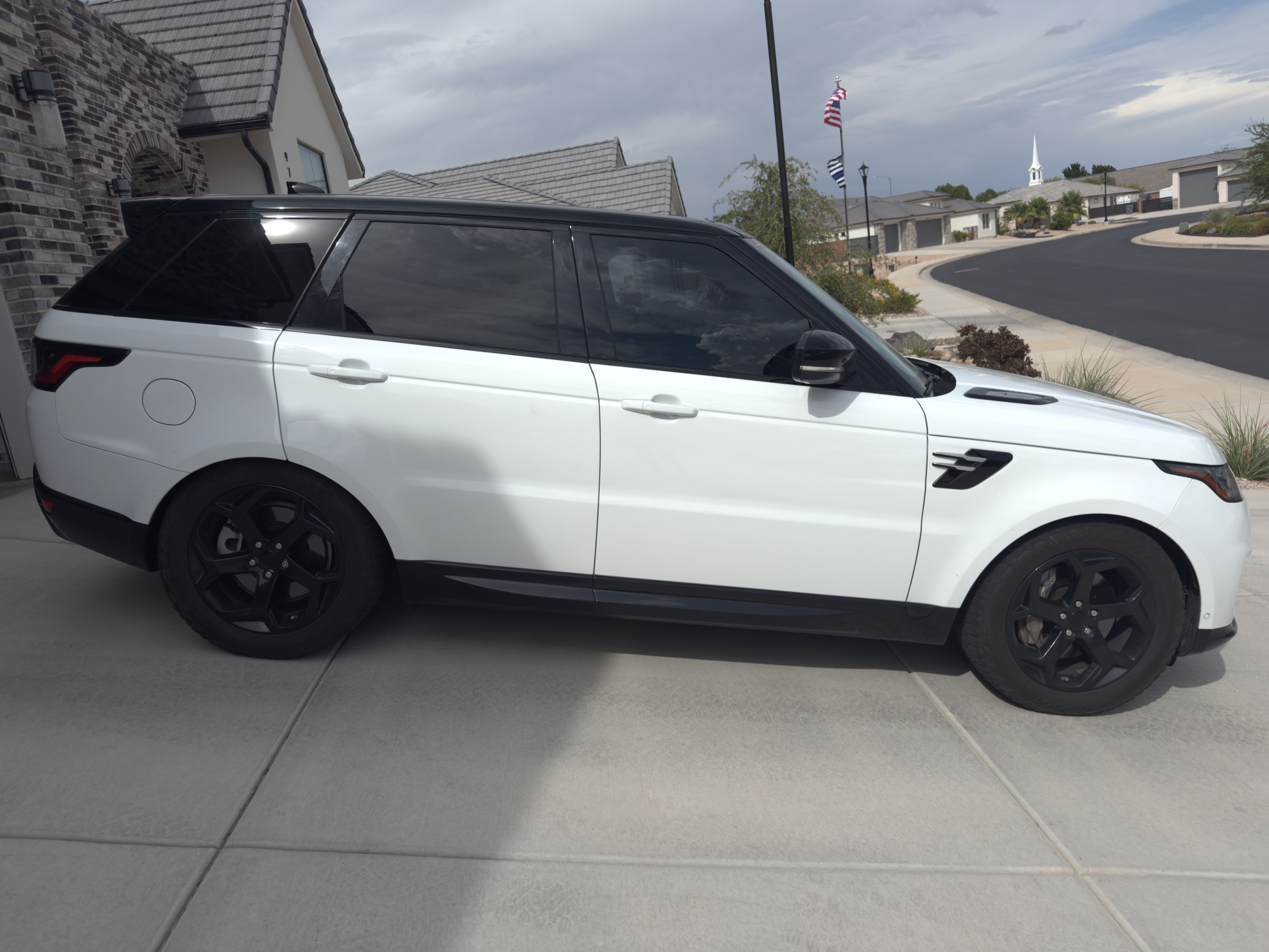 Used 2020 Land Rover Range Rover Sport HSE AWD/4WD image 2