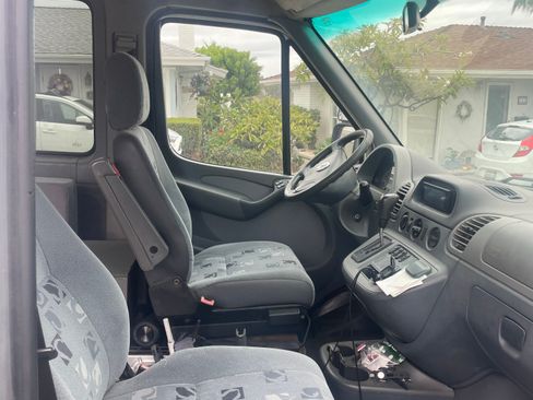 Used 2004 Dodge Sprinter 2500 w/ Cooling Group RWD image 5