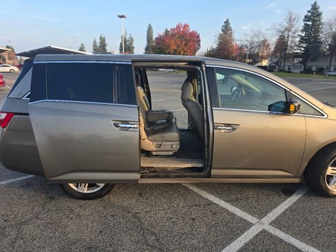 Used 2013 Honda Odyssey Touring Elite image 2