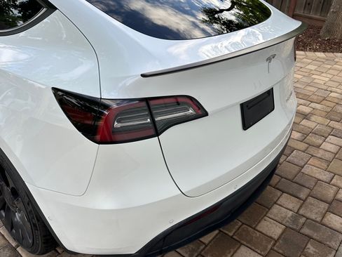 Used 2022 Tesla Model Y Performance AWD/4WD image 9