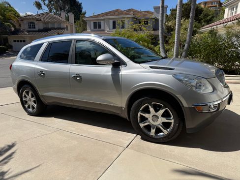 Used 2008 Buick Enclave CXL w/ Entertainment Package #4 FWD image 2
