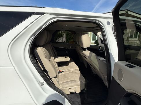 Used 2018 Land Rover Discovery SE image 13