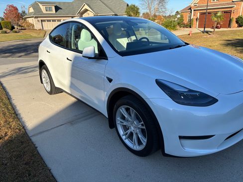 Used 2023 Tesla Model Y Long Range image 8