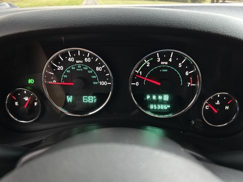 Used 2016 Jeep Wrangler Unlimited Sahara w/ Connectivity Group image 17