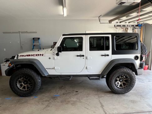 Used 2015 Jeep Wrangler Unlimited Rubicon w/ Connectivity Group image 17