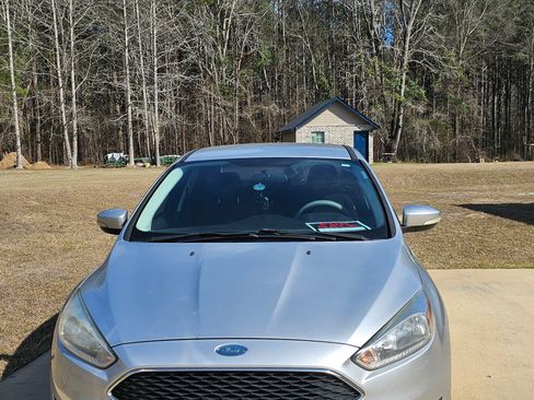 Used 2017 Ford Focus SE image 2