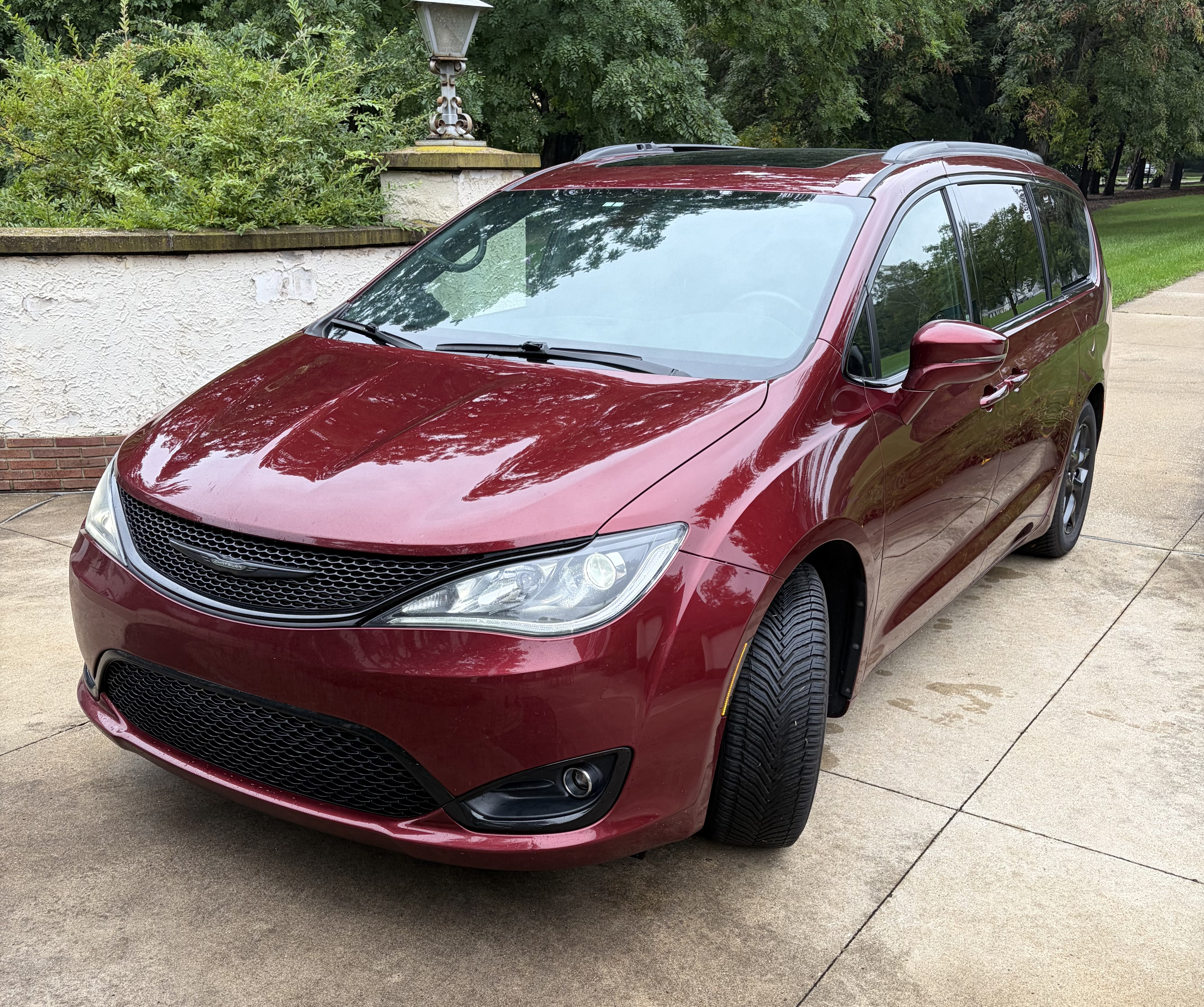 Used 2020 Chrysler Pacifica Limited w/ S Appearance Package FWD image 1
