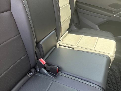 Used 2018 Volkswagen Tiguan SE FWD image 17